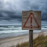 Panneau d'avertissement de danger sur une plage