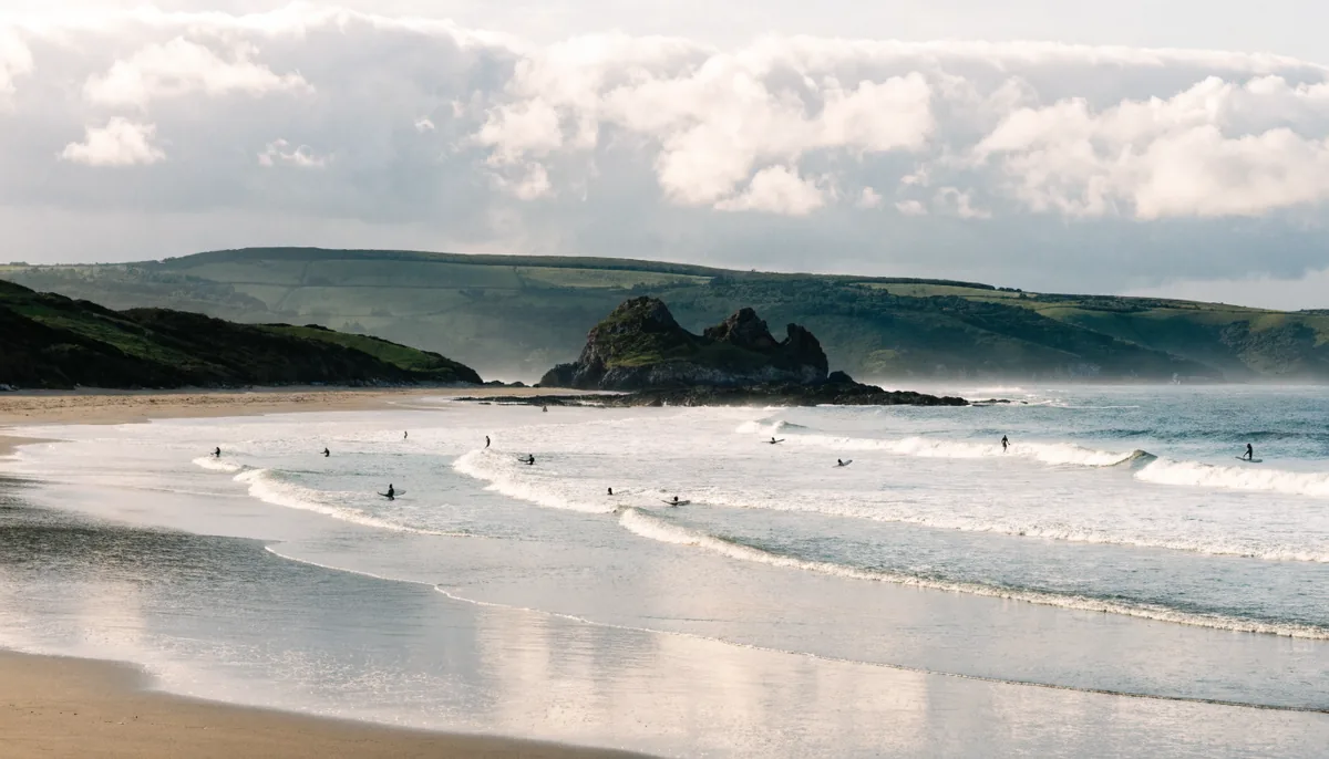 Surfeur sur une vague de reef break
