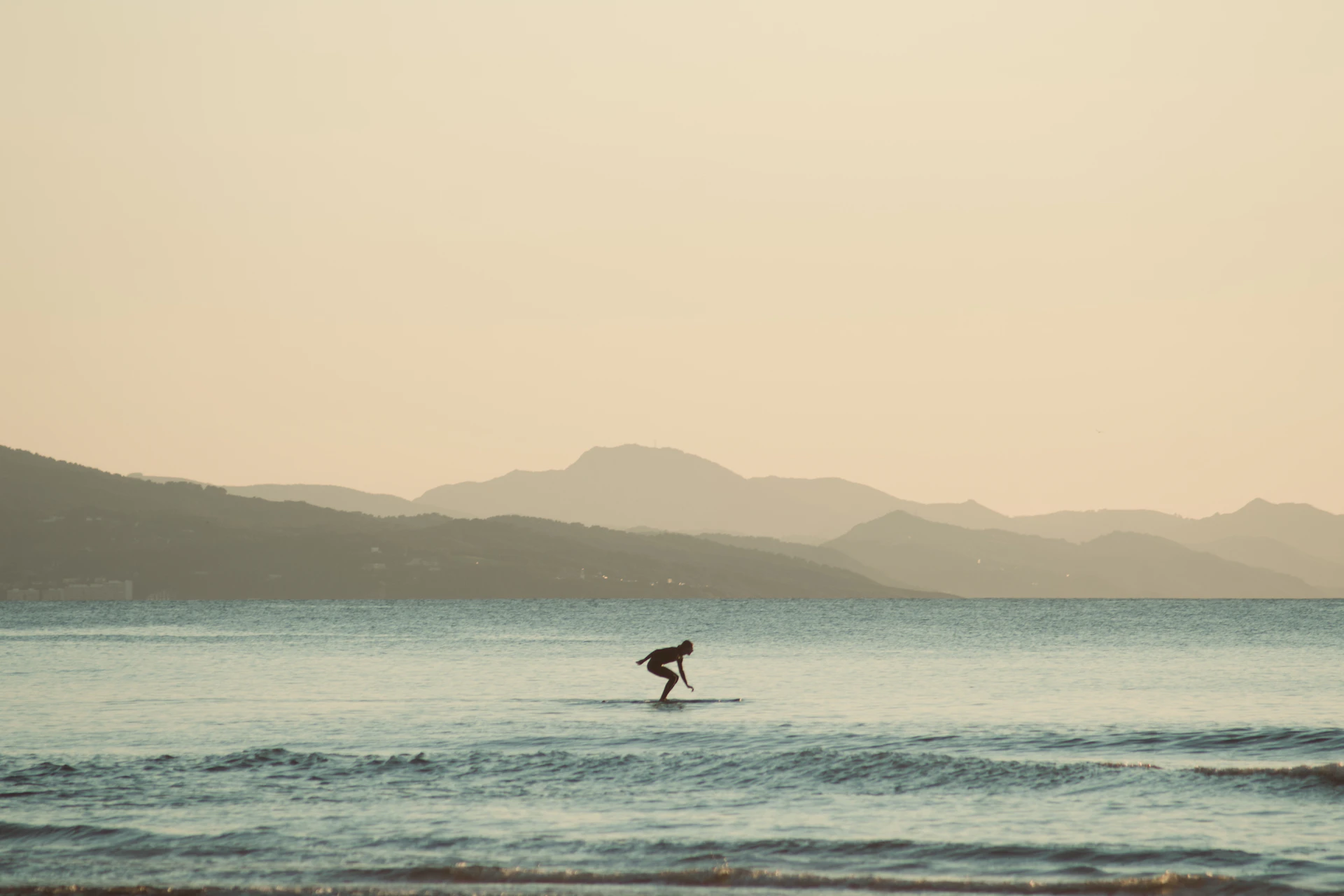 Surfeur sur une vague