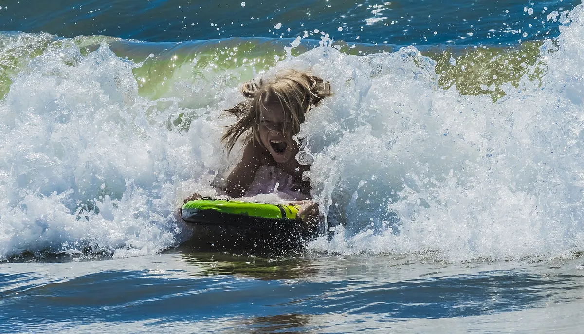 Débutant en bodyboard dans la mousse