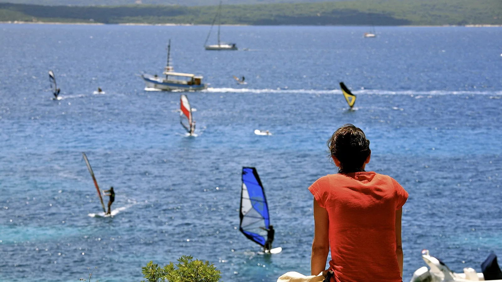 Windsurfeurs dans le chenal de Hvar, au large de Bol, île de Brač, Croatie