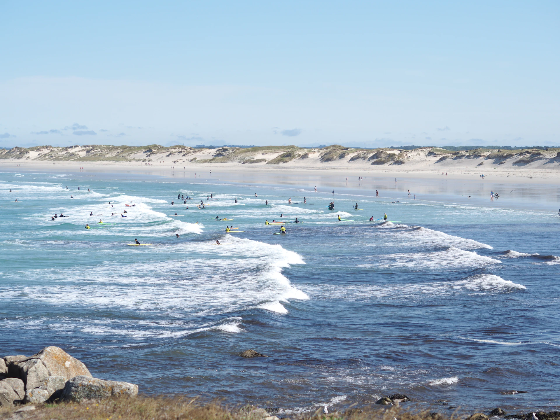 Surfeurs à La Torche, beach break du Finistère