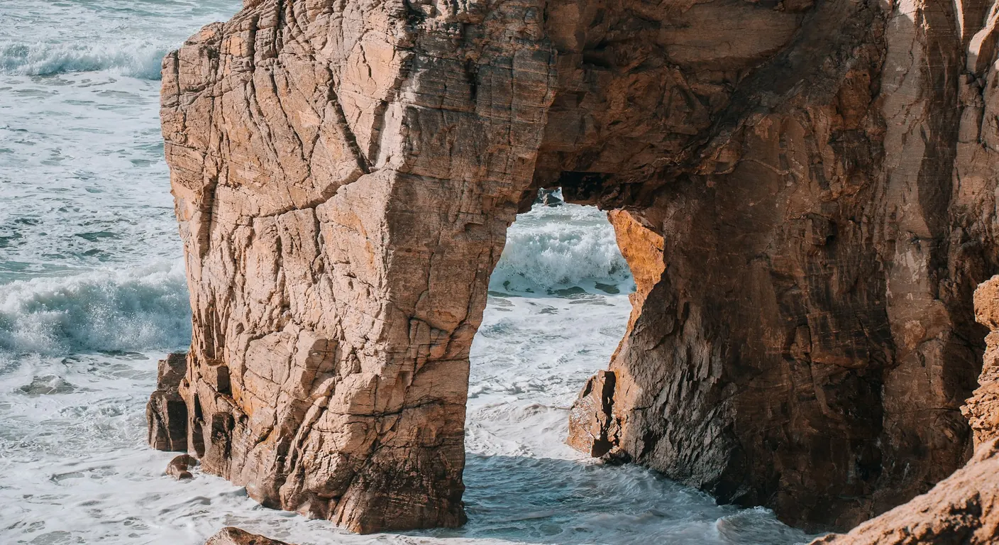 Surfeur dans une vague creuse sur la Côte Sauvage de Quiberon