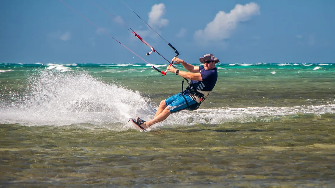 Kitesurfeur envoyant une gerbe d'eau sur les flats de Buen Hombre