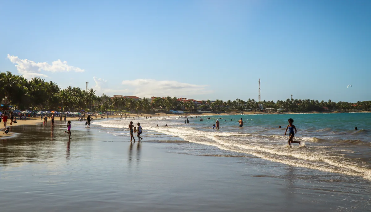 Kitesurfeurs sur Kite Beach à Cabarete, République Dominicaine