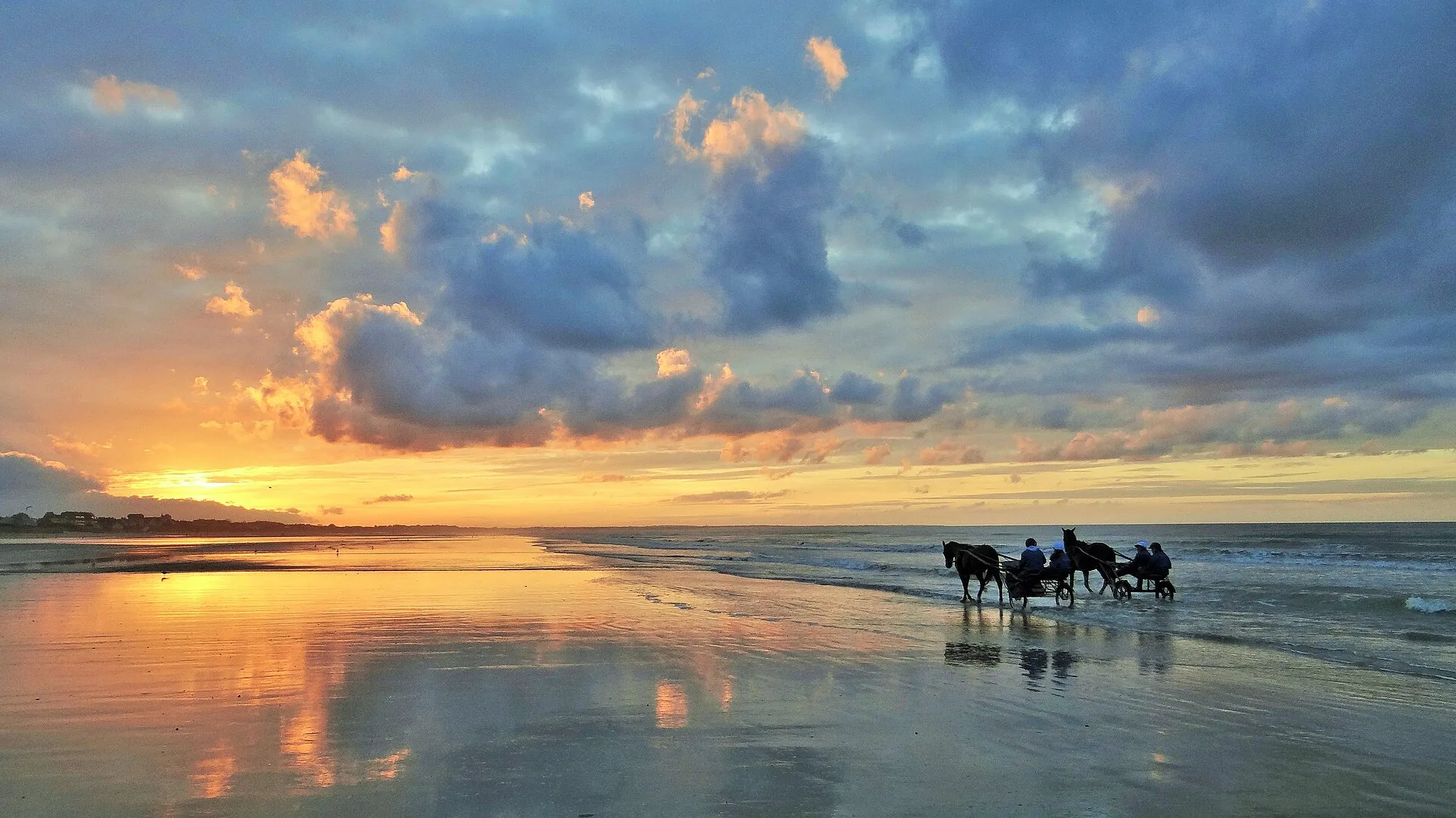La plage de Cabourg au coucher du soleil, en Normandie