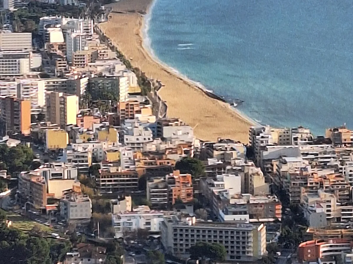 Vue aérienne de la plage de Can Pastilla et de la Platja de Palma, avec le front de mer et des immeubles d'hôtels et d'appartements serrés derrière
