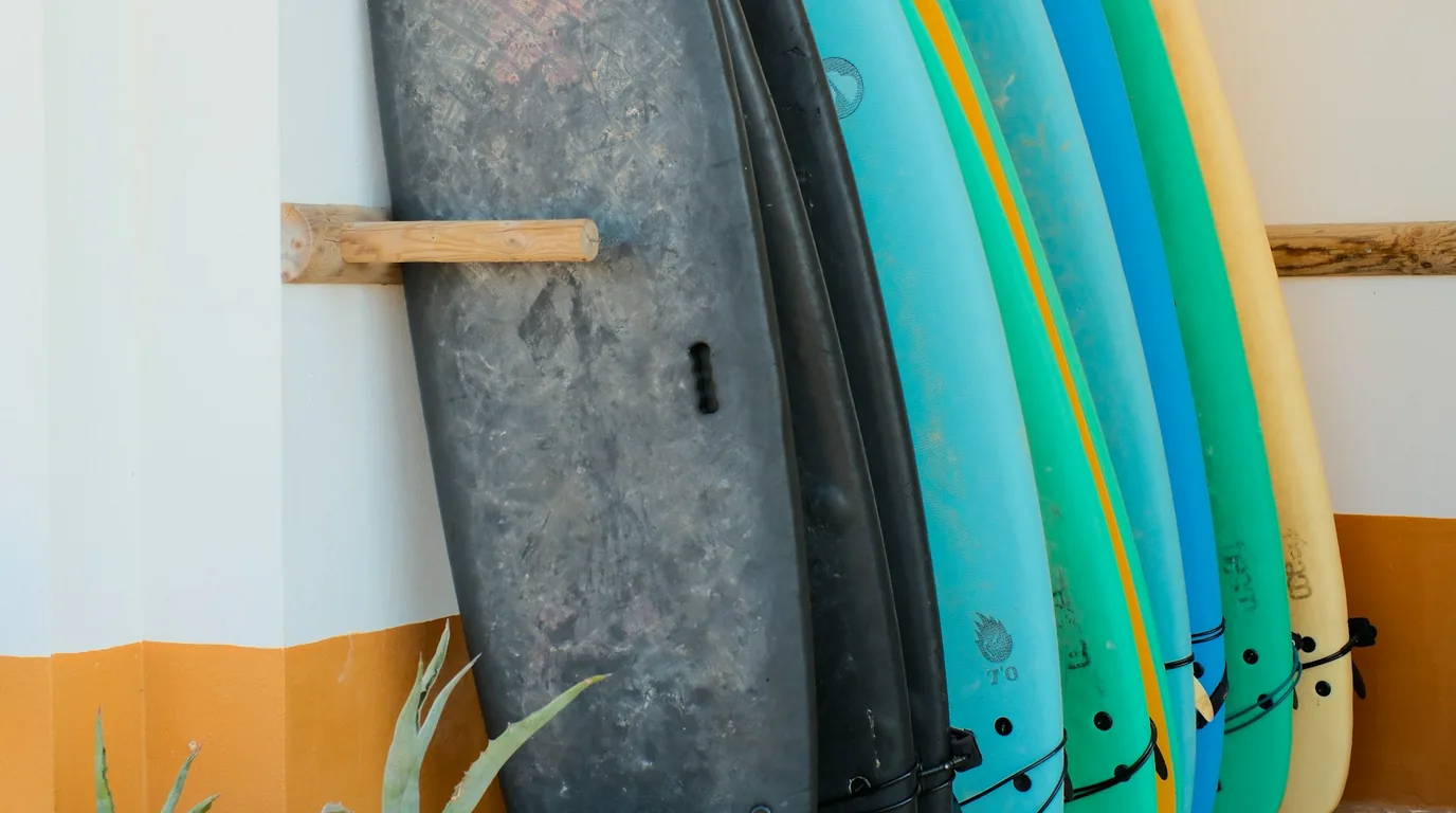 Planches de surf colorées appuyées contre un mur