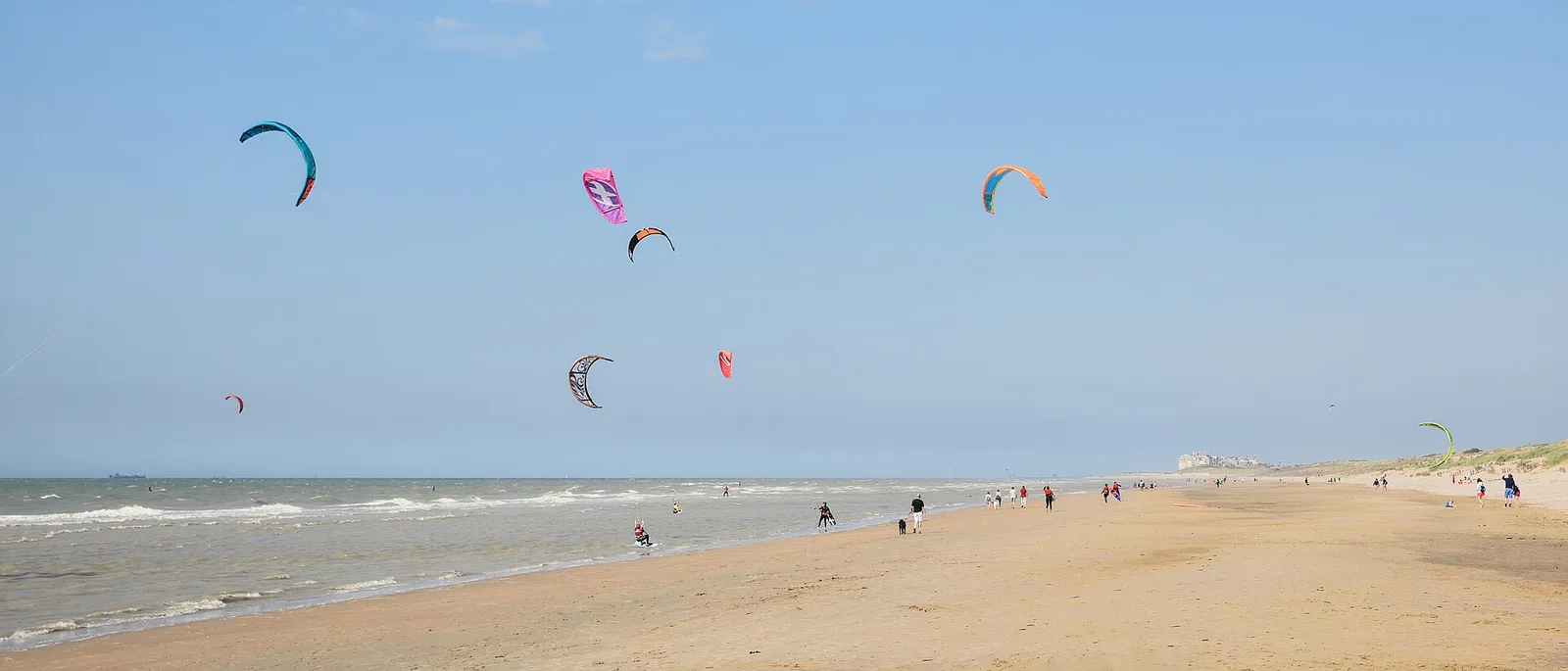 Kites sur la plage de De Haan, côte belge