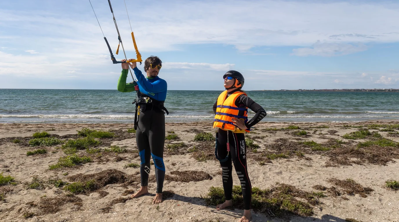 Débutant en kitesurf sur une plage peu profonde