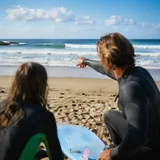 Moniteur d'école de surf pendant un cours d'apprentissage