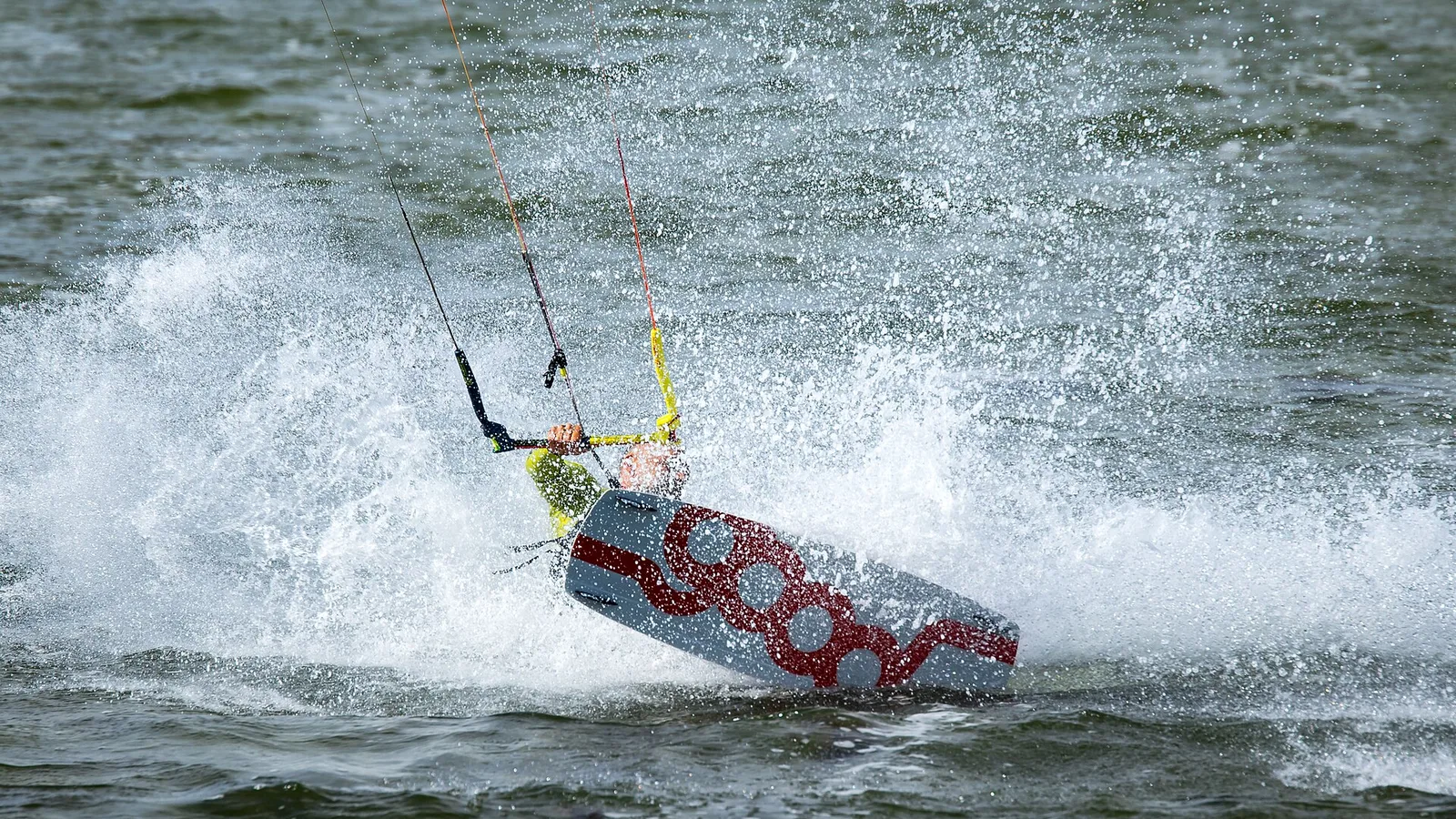 Kitesurfeur dans les embruns à Fehmarn, mer Baltique, Allemagne