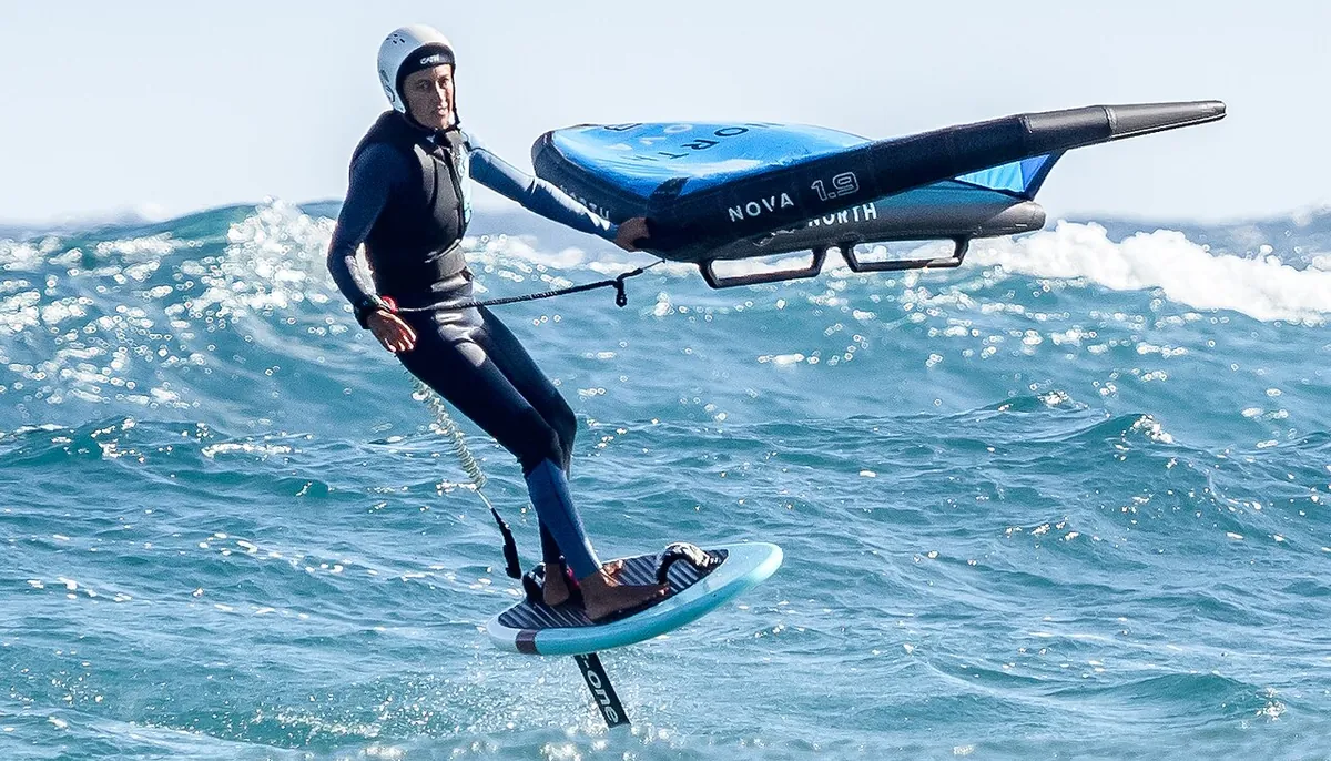 Rider de foil équipé d'un casque et d'un gilet d'impact