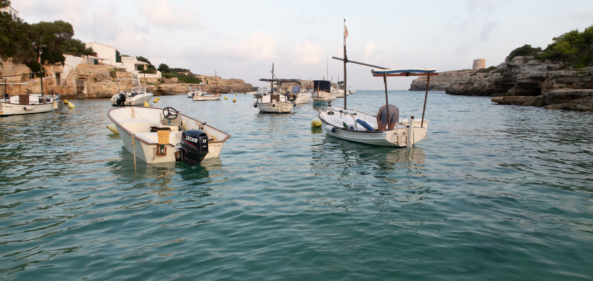 Barques de pêche mouillées dans une calanque tranquille de la côte de Minorque