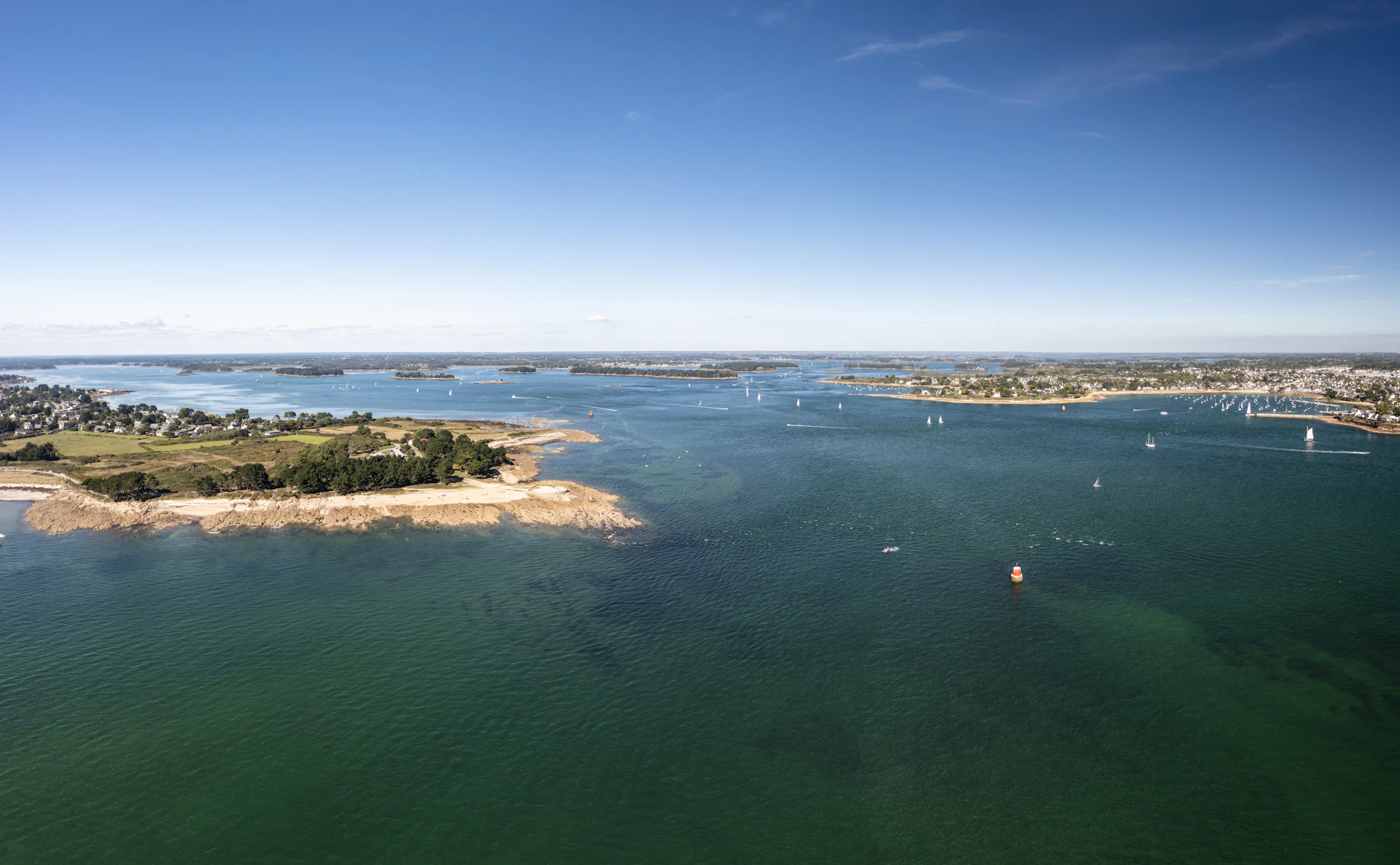 Vue aérienne des îles et îlots du Golfe du Morbihan, Bretagne