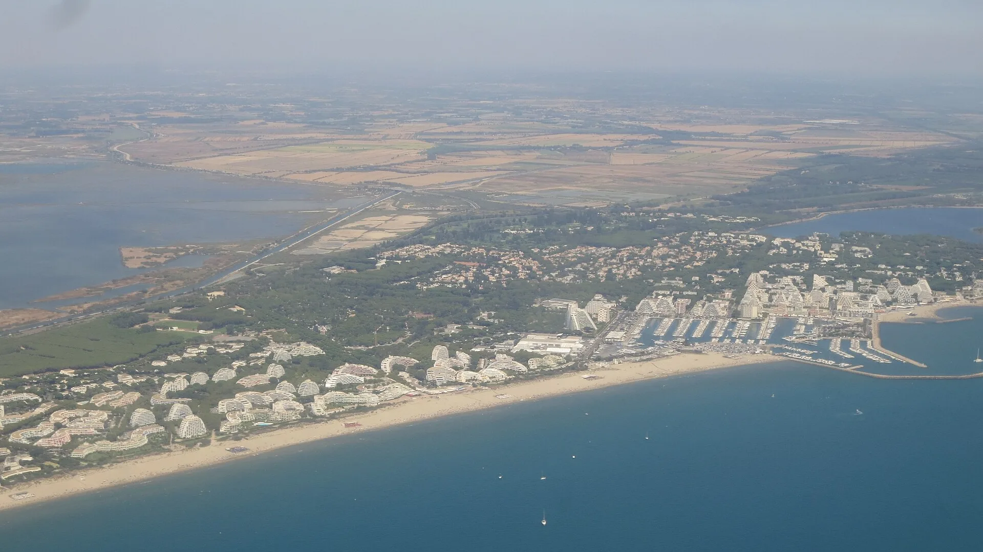 Vue aérienne de La Grande Motte, ses pyramides, sa plage et son port