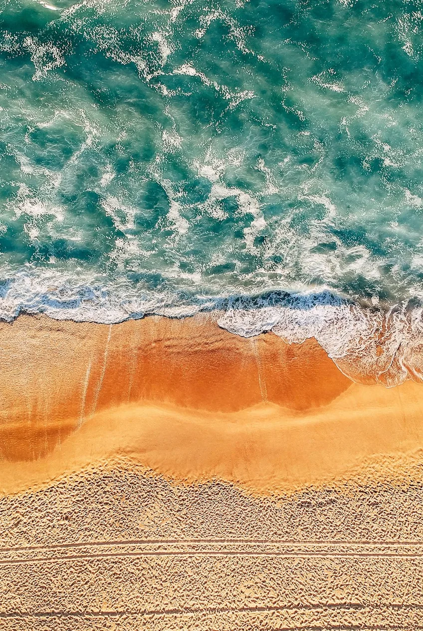 Hossegor : vue aérienne de la plage de La Gravière, écume des vagues sur le sable