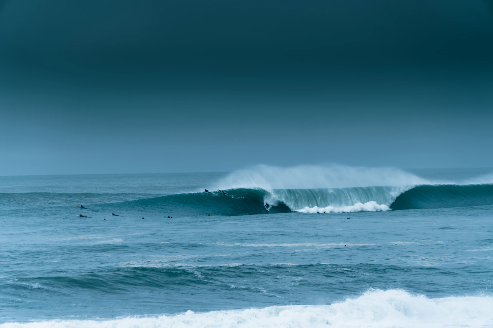 Surfeurs sur une vague à Hossegor