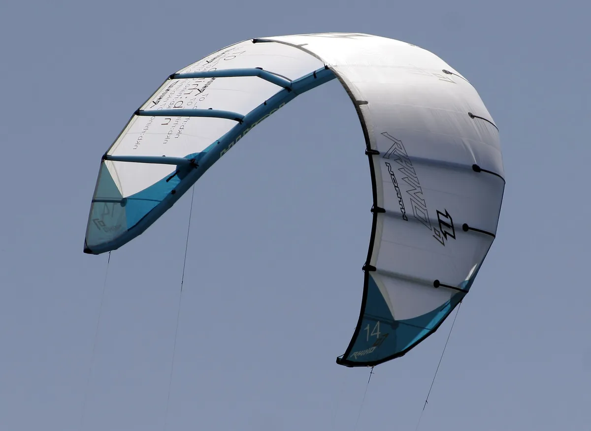 Aile de kitesurf à boudins gonflables déployée dans le ciel, avec ses lignes