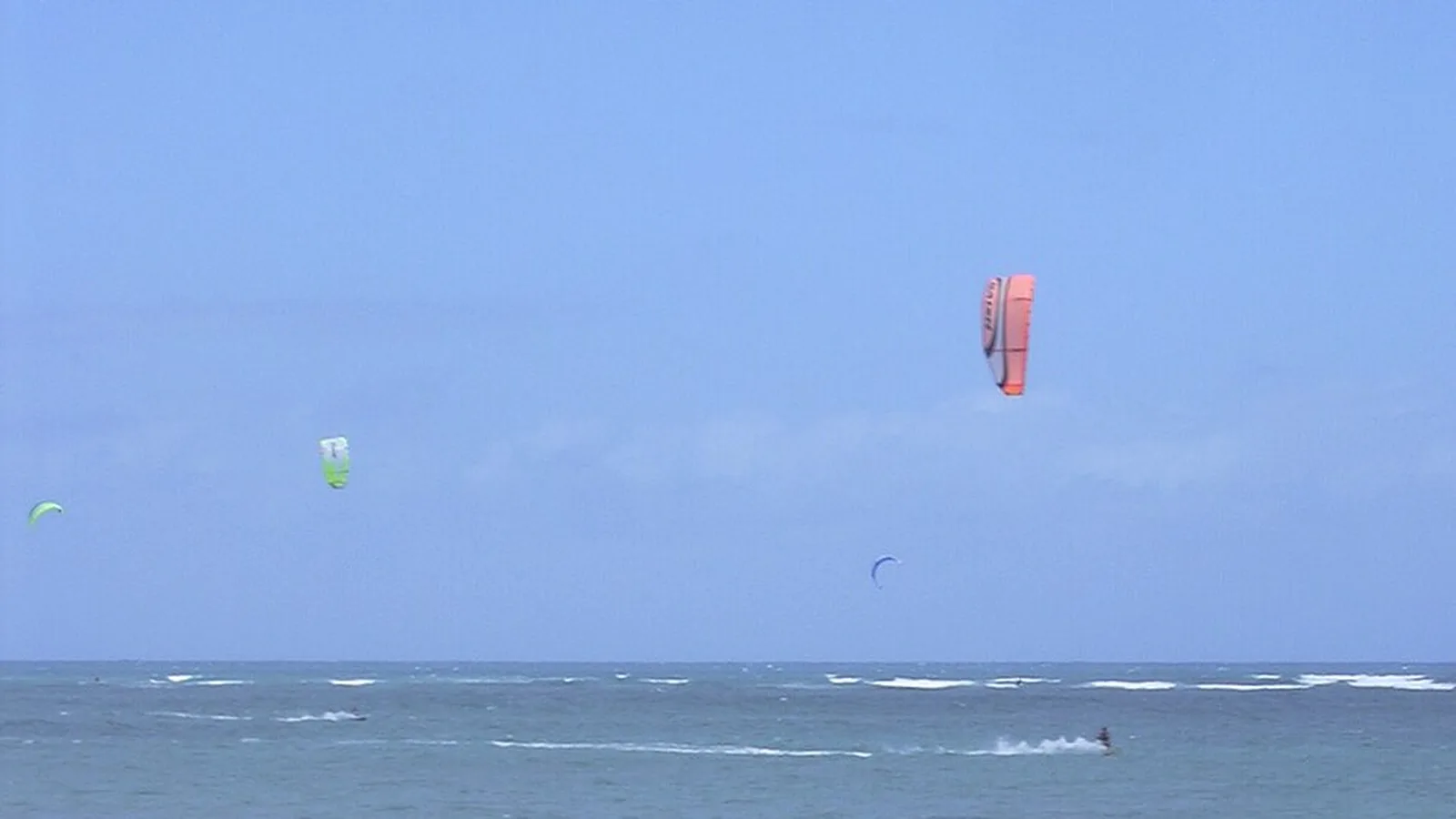 Plusieurs cerfs-volants de kitesurf dans le ciel au-dessus de Kanaha Beach, Maui