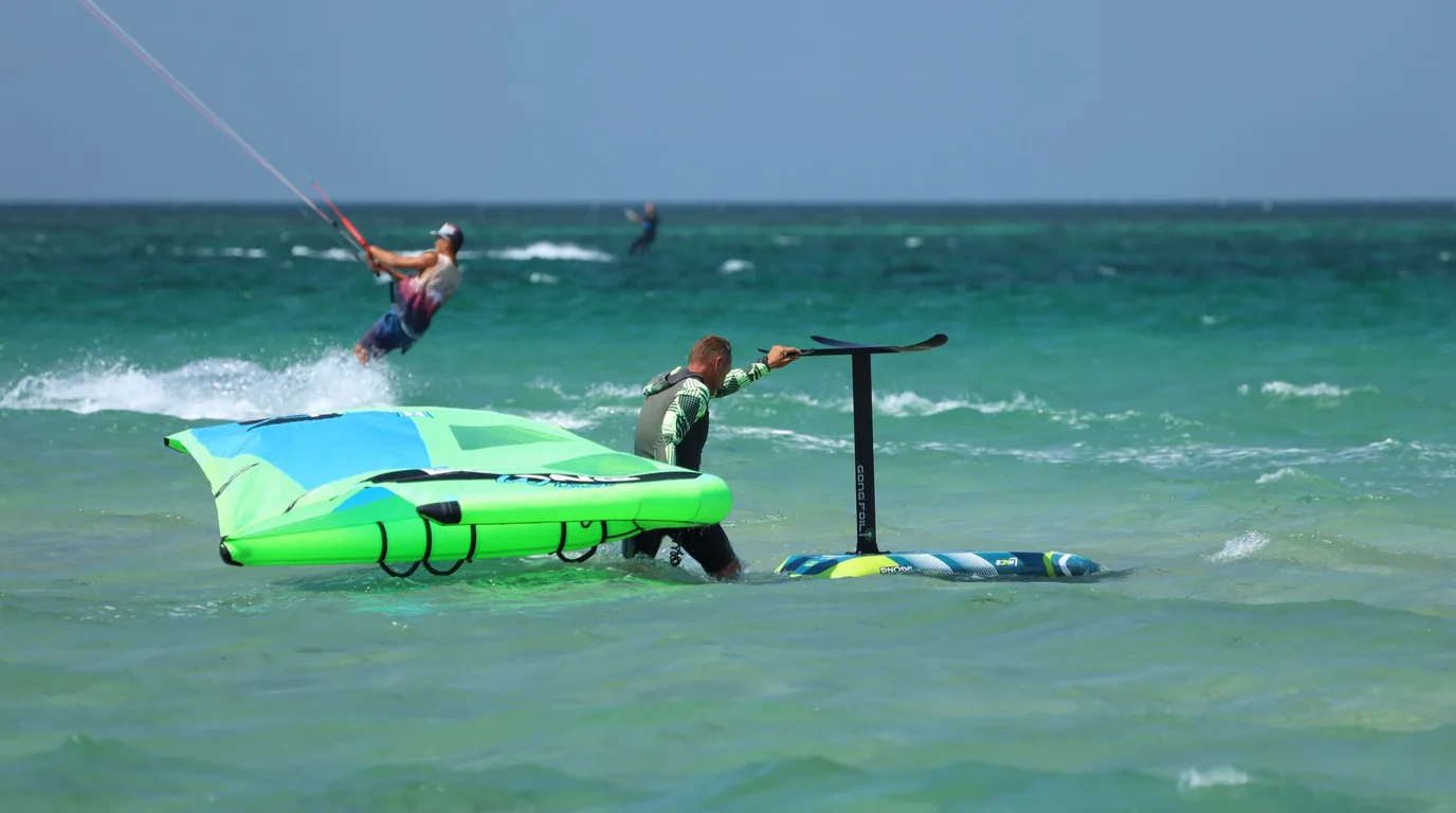 Kitesurfeur naviguant avec une aile colorée