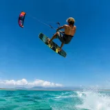 Kitesurfeur réalisant un saut avec du vent