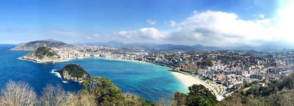 Panorama de la baie de La Concha et de la ville de Saint-Sébastien, vus des hauteurs