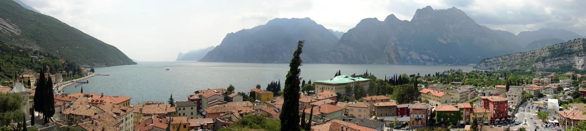 Panorama du lac de Garde depuis Torbole vers le sud