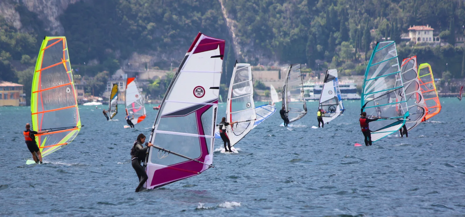 Véliplanchistes naviguant sur le lac de Garde à Nago-Torbole