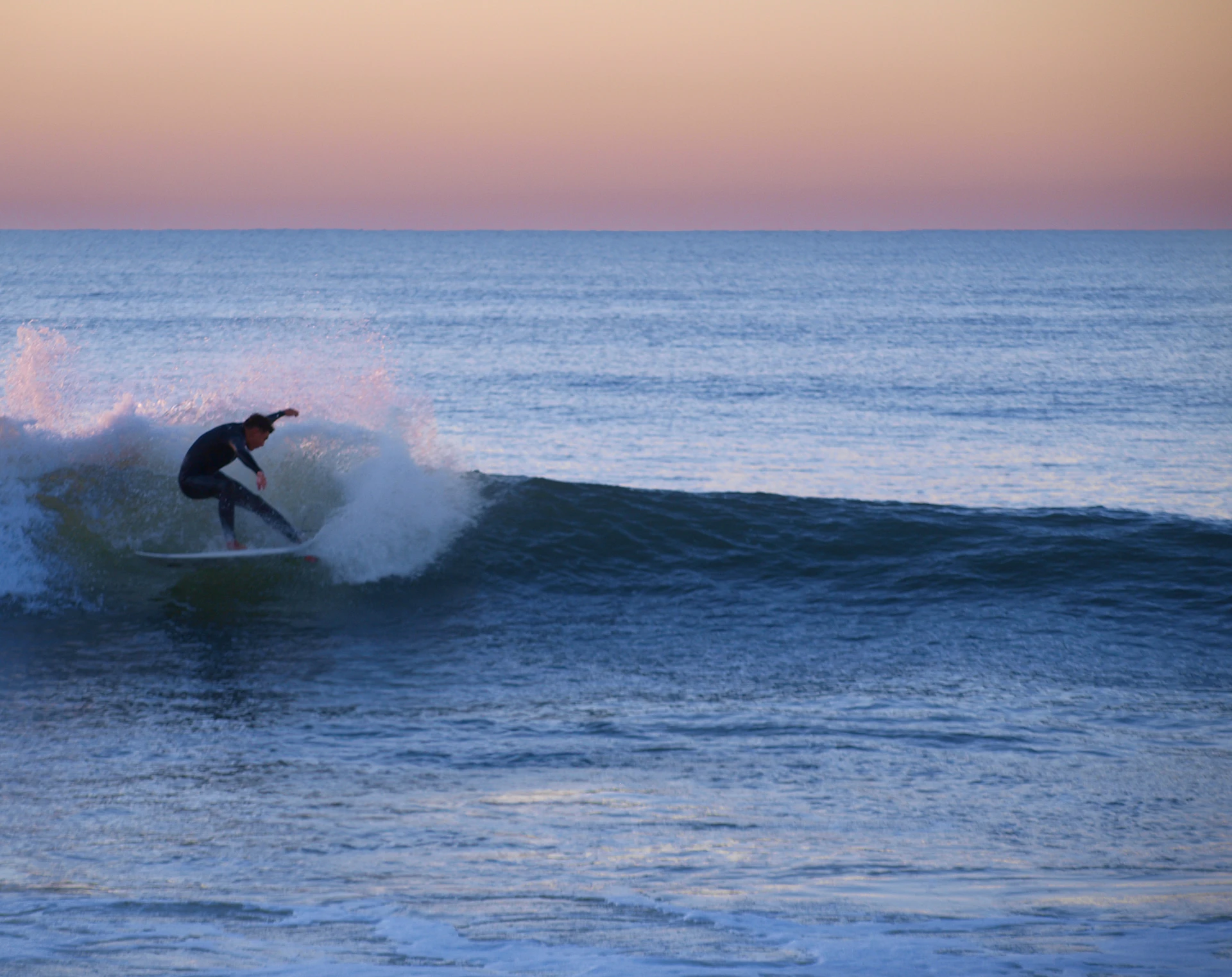 Surfeur au lever du soleil à Lacanau Océan