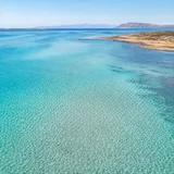 Lagon d'eau plate en Méditerranée pour le wing foil