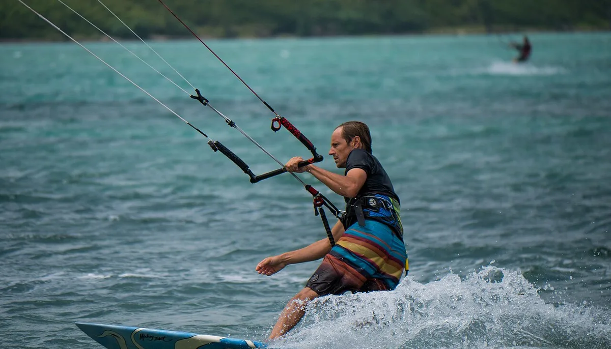 Kitesurfeur naviguant dans le lagon de Le Morne, île Maurice