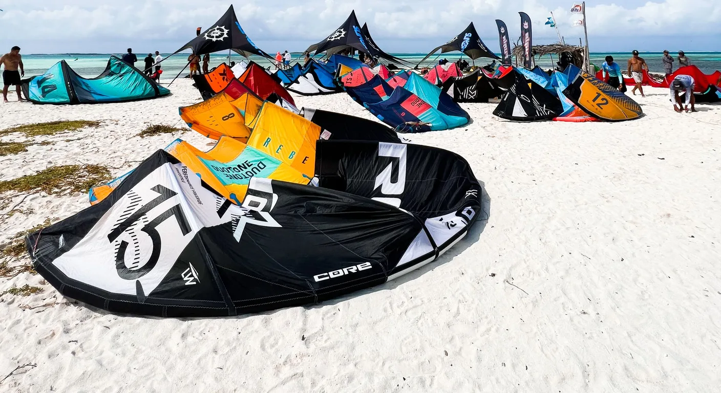 Ailes de kitesurf posées sur la plage