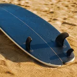 Planche de surf posée sur le sable