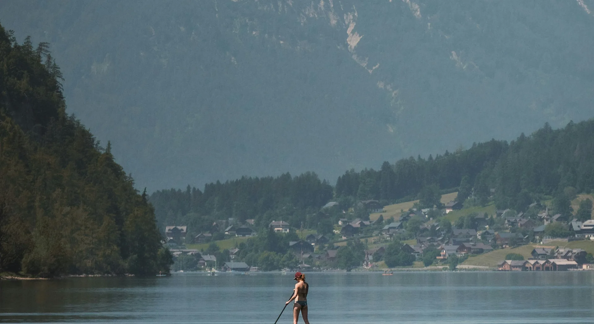 Débutant en paddle sur une eau calme