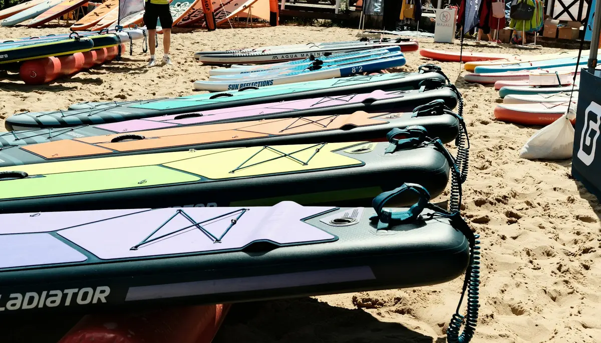 Planches de paddle SUP gonflables alignées, prix et budget