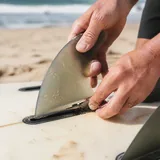 Réglage d'un fin de planche de surf à la clé