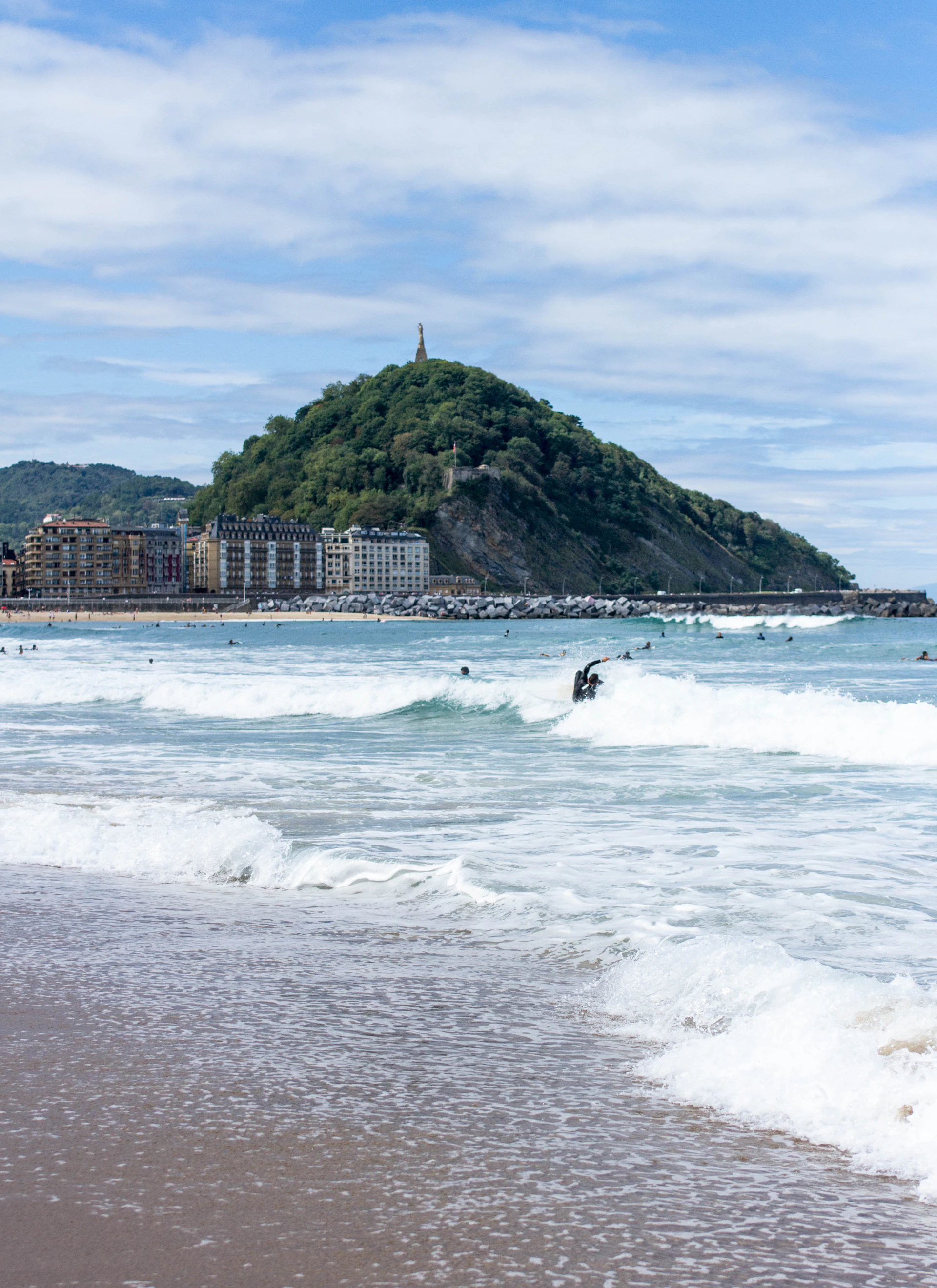 Surfeur dans l'eau à la plage de la Zurriola, Saint-Sébastien