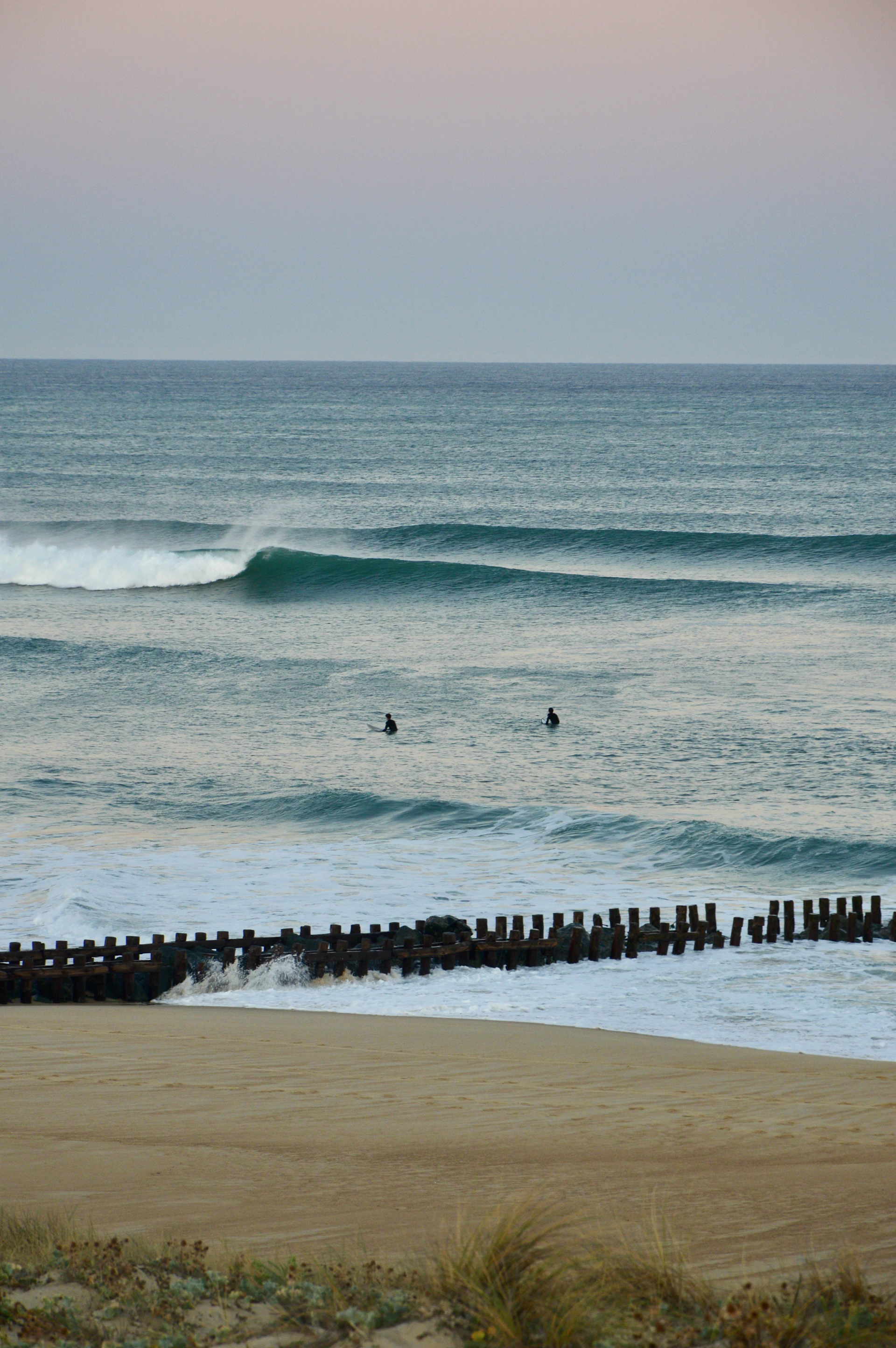 Surfeur sur une vague à Seignosse, dans les Landes