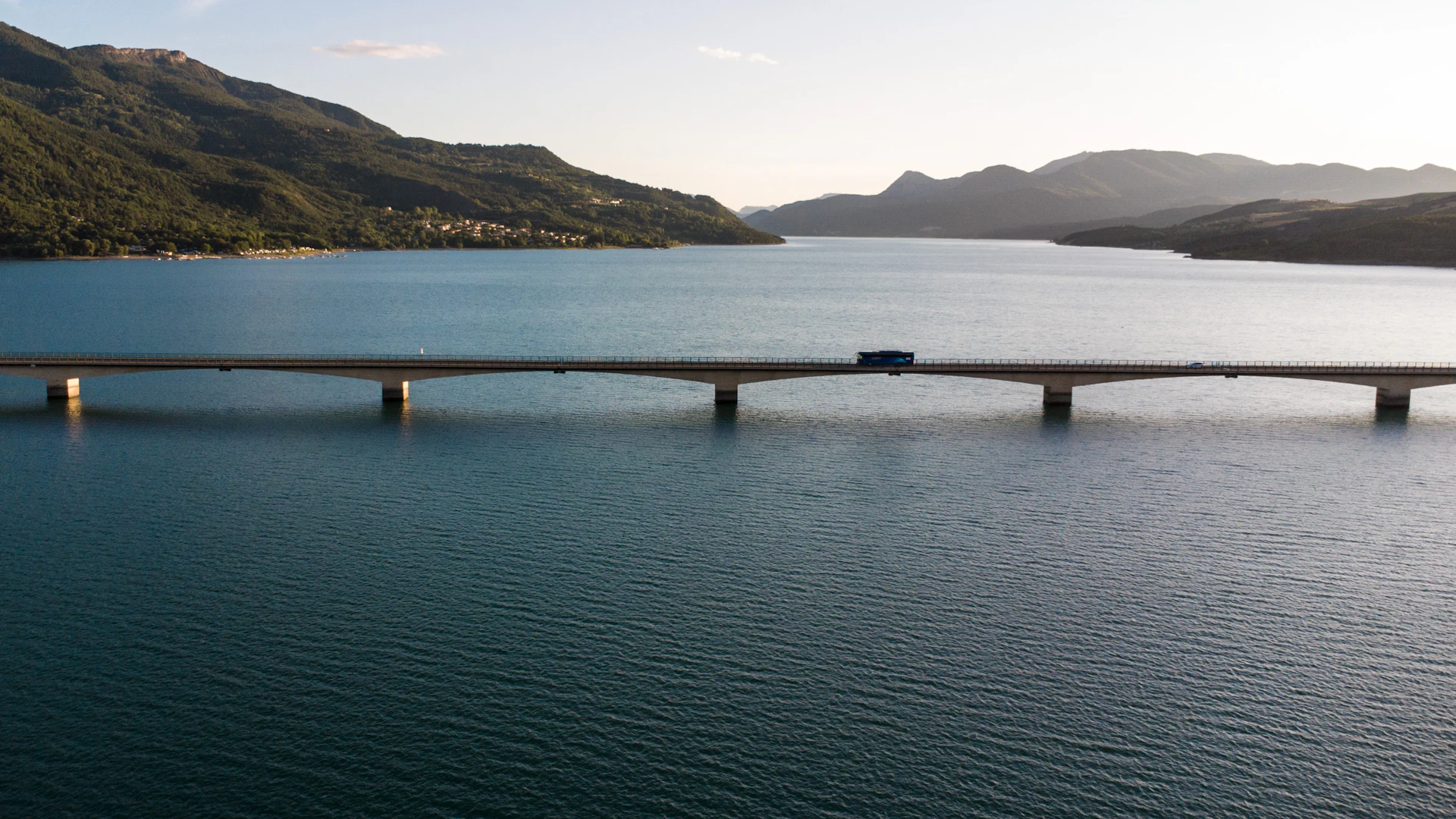 Le pont de Savines-le-Lac traversant le lac de Serre-Ponçon dans les Hautes-Alpes