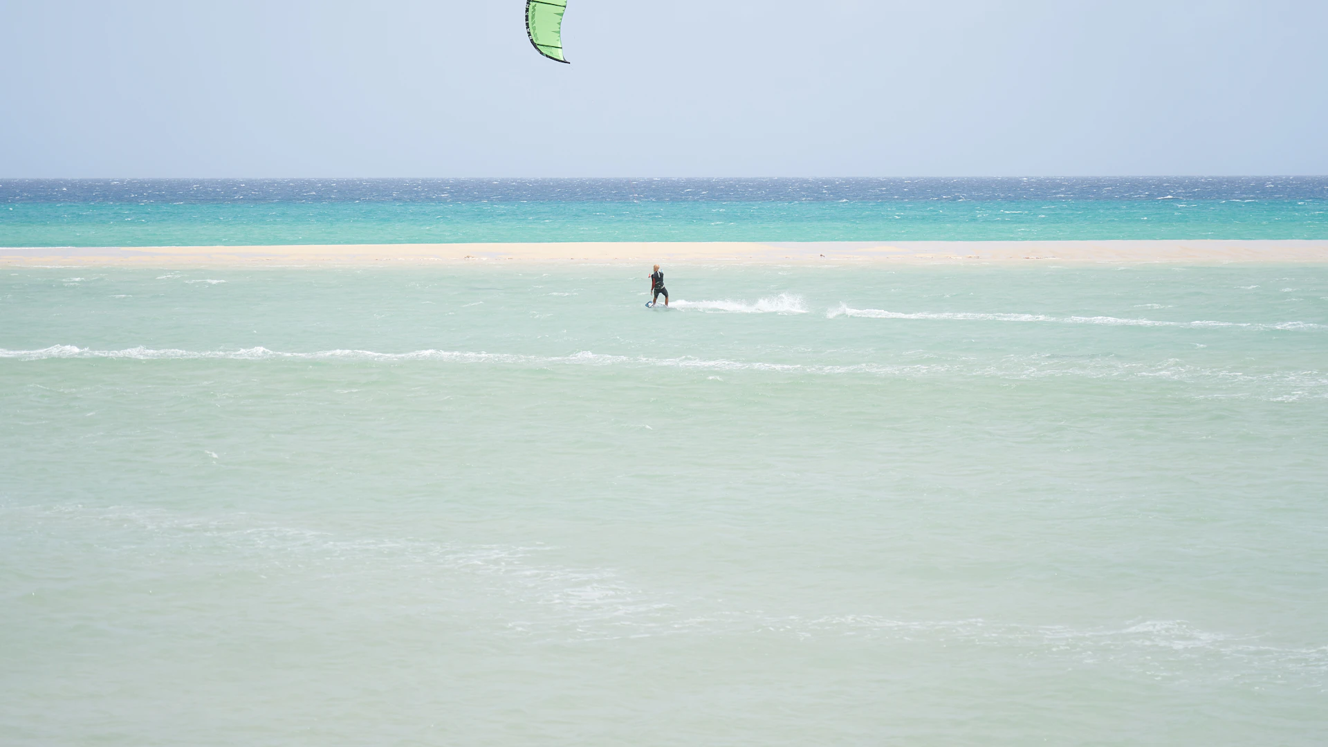 Kitesurfeur naviguant dans le lagon de Playa de Sotavento, Fuerteventura