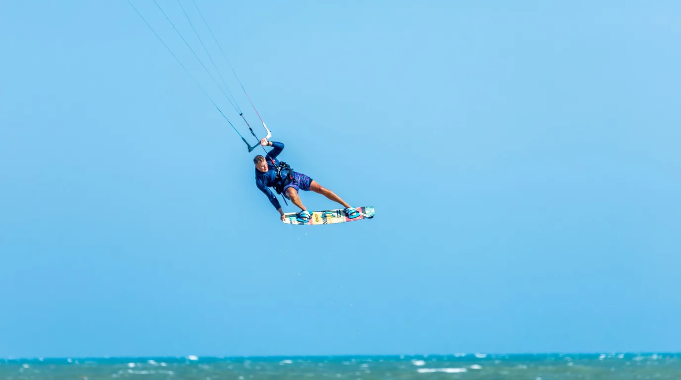 Kitesurfeurs sur une plage atlantique française