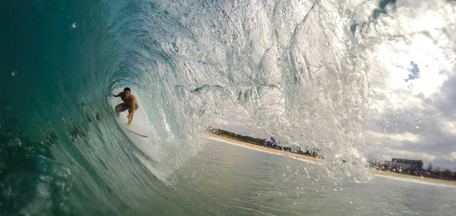Surfeur dans un tube puissant à Hossegor