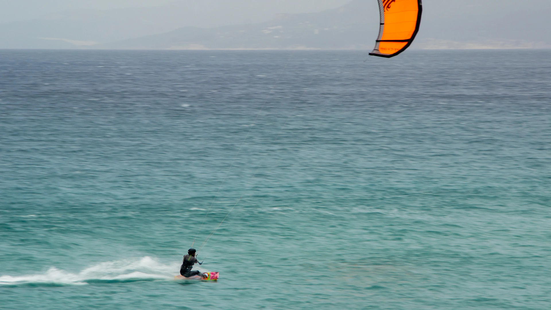Kitesurfeur sur l'eau à Tarifa, en Andalousie
