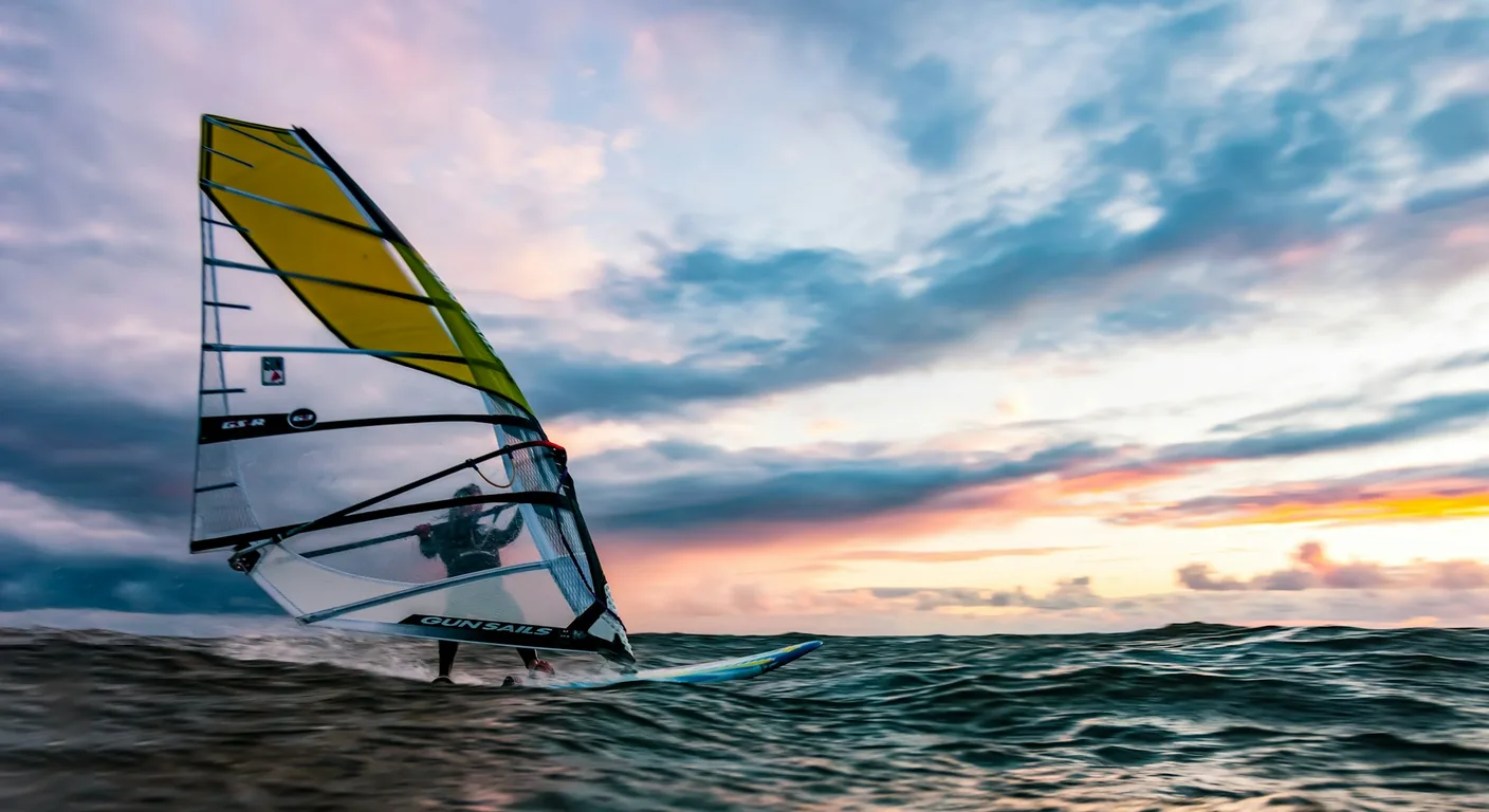 Windsurfeur naviguant au coucher du soleil
