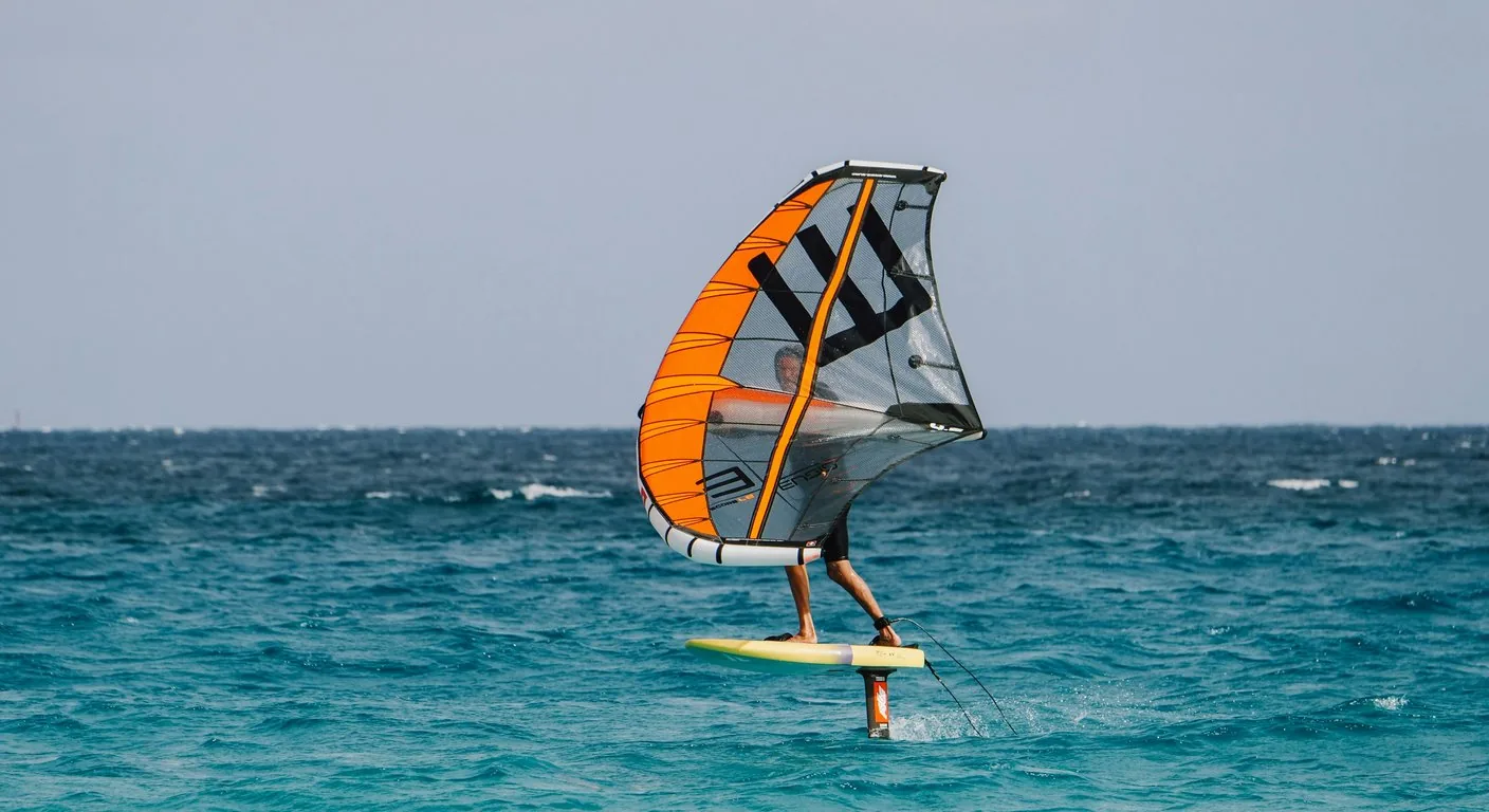 Rider effectuant une technique de wing foil en action