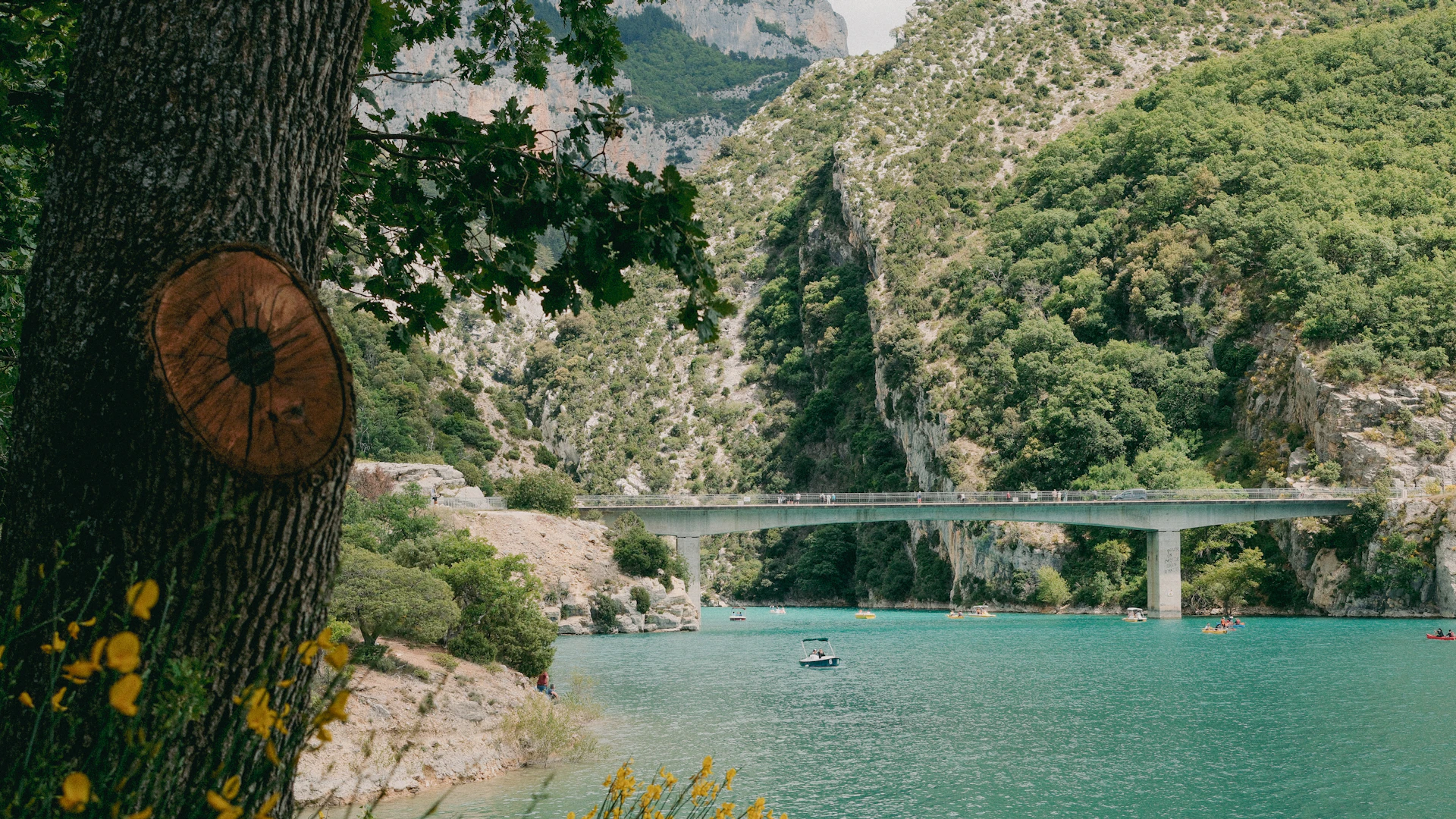 Pont enjambant les eaux turquoise à l'entrée des gorges du Verdon