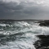 Vent de terre et brise marine sur une côte