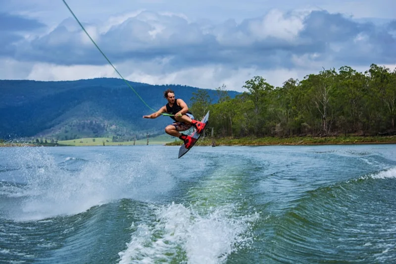 Rider en plein saut au wakeboard câble