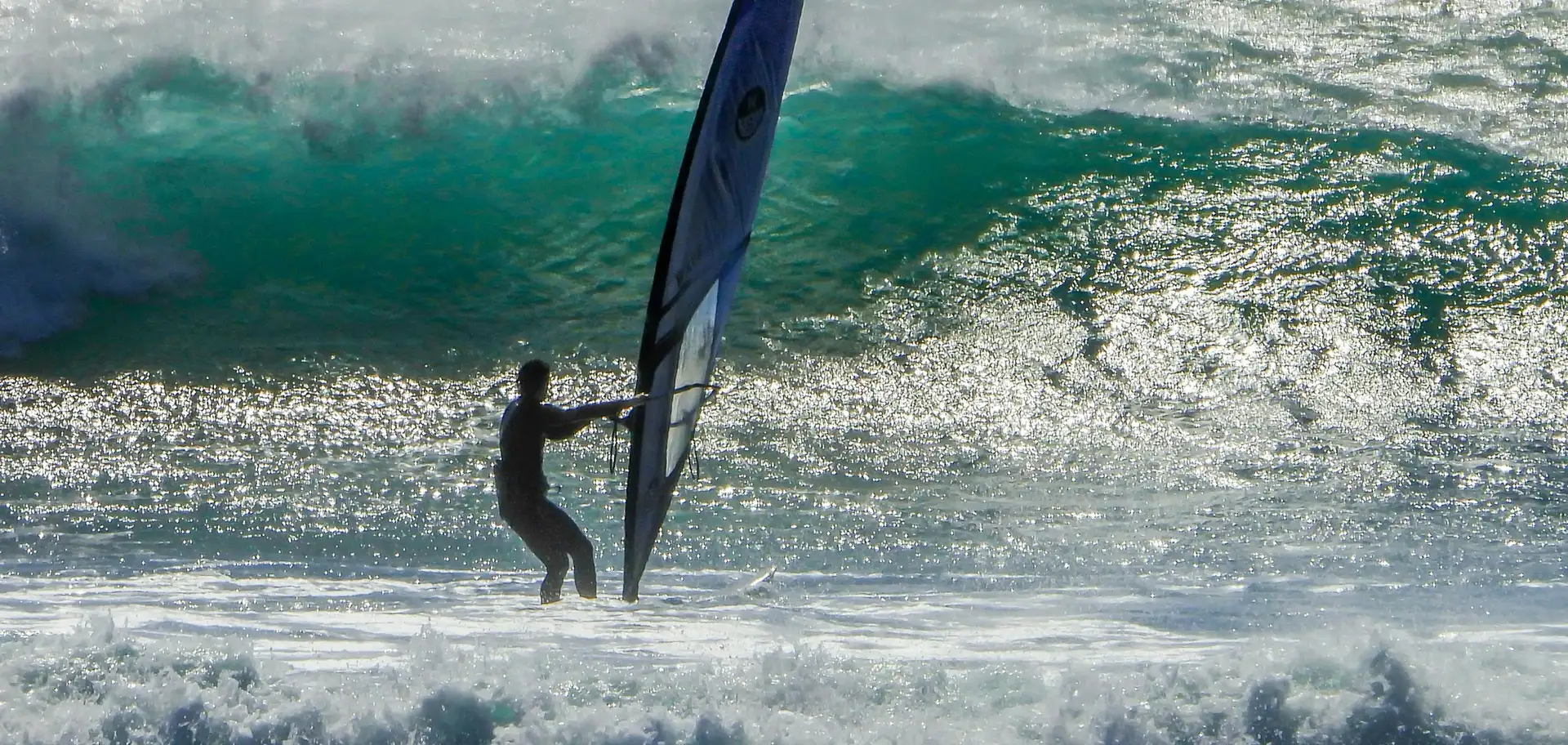 Windsurfeur sur une mer turquoise, côte basque